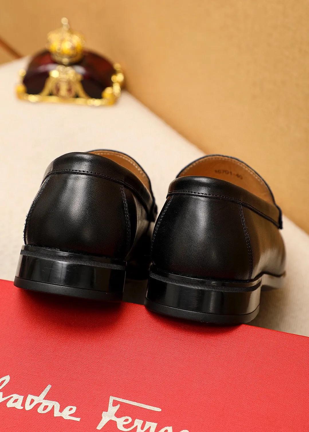 Men's shoes💰480💰 Product trademark: Ferragamo "Ferragamo" casual leather shoes Regular size: 38-44 (45🉑️customized) Product materials: Selected imported first-layer calfskin upper + original hardware buckle, imported water-dyed cowhide leather lining. Strong three-dimensional visual effect, rubber outsole Color: 1⃣️color optional